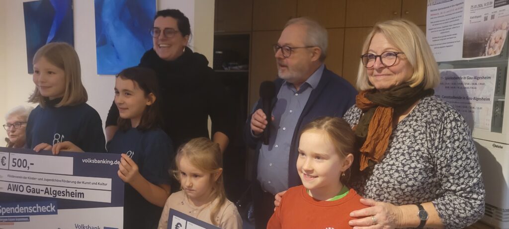 Spendenübergabe an den den Förderverein Kinder- und Jugendchöre Pfarrei St. Cosmas und Damian Gau-Algesheim