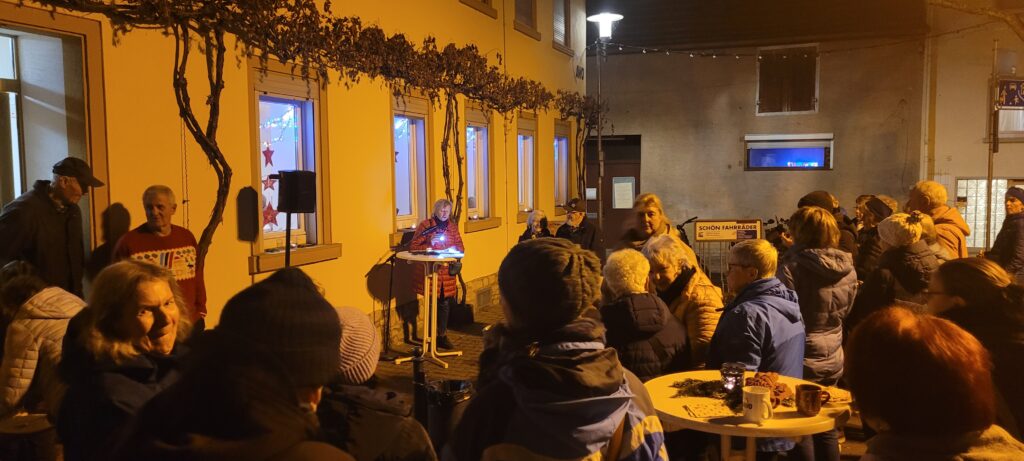 Lebendiger Adventskalender vor dem Haus der AWO