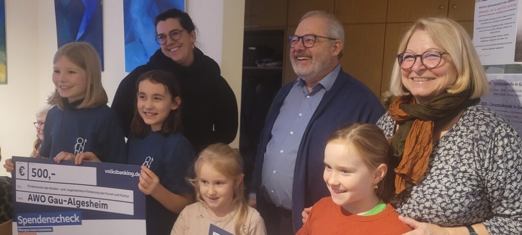 Spendenübergabe an den den Förderverein Kinder- und Jugendchöre Pfarrei St. Cosmas und Damian Gau-Algesheim